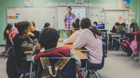 En México, los profesores enfrentan jornadas laborales extensas, bajos salarios y condiciones poco favorables para su desarrollo profesional. Unsplash
