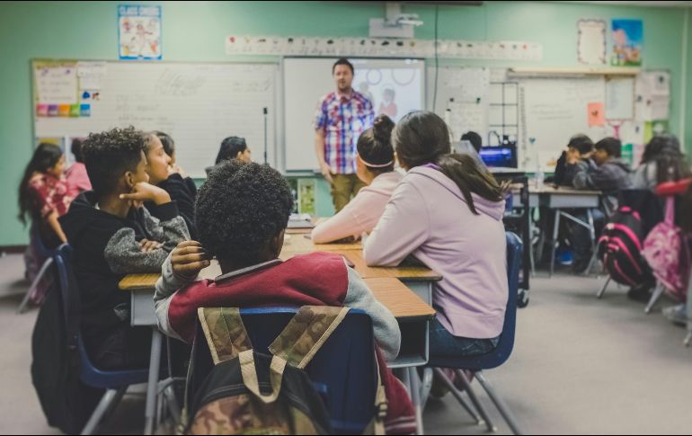 En México, los profesores enfrentan jornadas laborales extensas, bajos salarios y condiciones poco favorables para su desarrollo profesional. Unsplash
