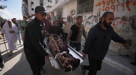 Palestinos cargan con el cuerpo de una persona fallecida en los ataques aéreos israelíes contra Izz al-Din al-Haddad, líder de las Brigadas Qassam de Hamás. AP/J. Alshrafi