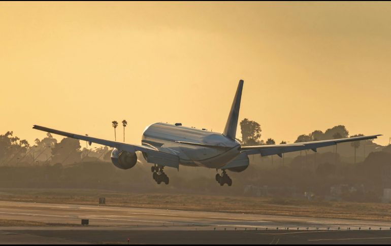 Imagen ilustrativa de un avión, luego del incidente registrado durante una maniobra de despegue en el aeropuerto de Split, Croacia. ESPECIAL / CANVA