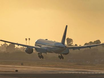 Imagen ilustrativa de un avión, luego del incidente registrado durante una maniobra de despegue en el aeropuerto de Split, Croacia. ESPECIAL / CANVA