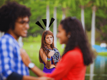 La competencia encubierta es exactamente lo que define a muchas de estas falsas amistades, transformando la camaradería en una rivalidad tóxica y silenciosa. ESPECIAL / CANVA
