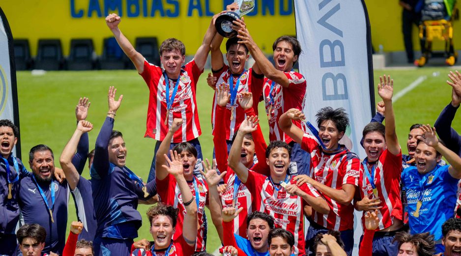 Jugadores de Chivas Sub-21 celebran el título del Clausura 2026 tras imponerse al América en la final. IMAGO7