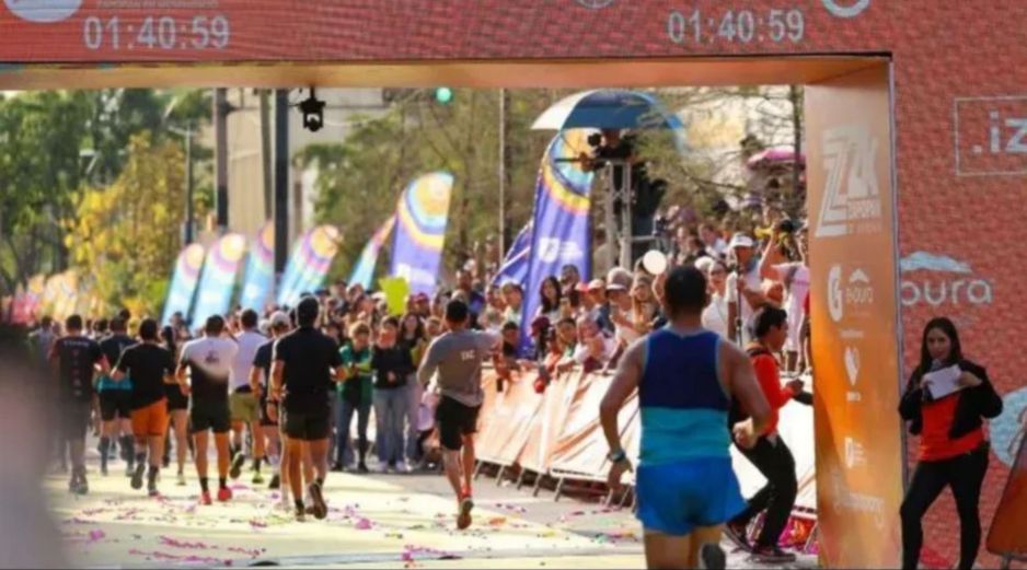 Un total de ocho mil corredores se darán cita en la línea de partida con el objetivo de cubrir los 21 kilómetros de un trayecto que desafía la resistencia física a través de vialidades principales como la avenida Patria. EL INFORMADOR/ ARCHIVO.