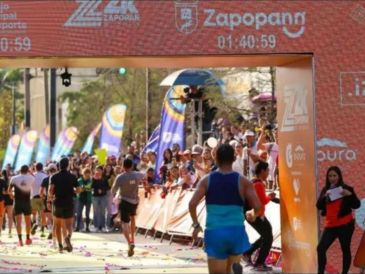 Un total de ocho mil corredores se darán cita en la línea de partida con el objetivo de cubrir los 21 kilómetros de un trayecto que desafía la resistencia física a través de vialidades principales como la avenida Patria. EL INFORMADOR/ ARCHIVO.