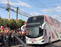 Grupos de aficionados se organizaron alrededor de los accesos principales del estadio para formar un enorme pasillo humano que recibió al plantel rojiblanco entre aplausos, humo de bengalas y fuegos artificiales. EL INFORMADOR/ F. RAMÍREZ.