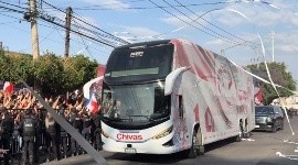 Chivas recibe el apoyo de su afición con espectacular recibimiento en el Jalisco