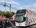 Grupos de aficionados se organizaron alrededor de los accesos principales del estadio para formar un enorme pasillo humano que recibió al plantel rojiblanco entre aplausos, humo de bengalas y fuegos artificiales. EL INFORMADOR/ F. RAMÍREZ.