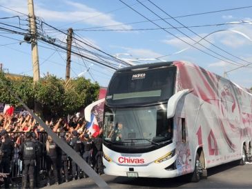 Grupos de aficionados se organizaron alrededor de los accesos principales del estadio para formar un enorme pasillo humano que recibió al plantel rojiblanco entre aplausos, humo de bengalas y fuegos artificiales. EL INFORMADOR/ F. RAMÍREZ.