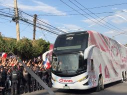 Grupos de aficionados se organizaron alrededor de los accesos principales del estadio para formar un enorme pasillo humano que recibió al plantel rojiblanco entre aplausos, humo de bengalas y fuegos artificiales. EL INFORMADOR/ F. RAMÍREZ.