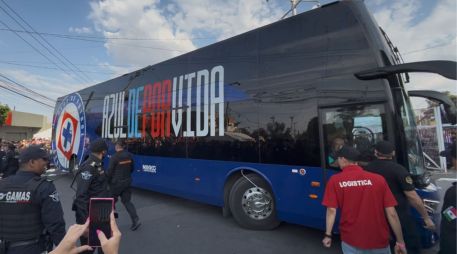 El incidente ocurrió mientras el equipo cementero arribaba al estadio escoltado por elementos de seguridad. EL INFORMADOR/ F. RAMÍREZ.