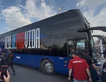 El incidente ocurrió mientras el equipo cementero arribaba al estadio escoltado por elementos de seguridad. EL INFORMADOR/ F. RAMÍREZ.
