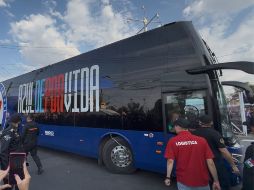 El incidente ocurrió mientras el equipo cementero arribaba al estadio escoltado por elementos de seguridad. EL INFORMADOR/ F. RAMÍREZ.