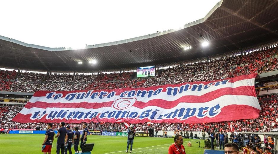 El mensaje provocó una explosión de emoción en las gradas y dejó claro el vínculo inquebrantable entre Chivas y su gente. EL INFORMADOR/ A. NAVARRO.