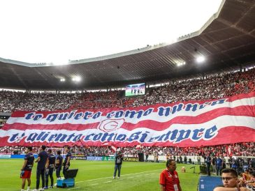 El mensaje provocó una explosión de emoción en las gradas y dejó claro el vínculo inquebrantable entre Chivas y su gente. EL INFORMADOR/ A. NAVARRO.