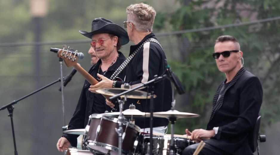 Los integrantes de U2 The Edge, Bono, Adam Clayton y Larry Mullen Jr. participan en la grabación de un video en CDMX. EFE/M. Hartz