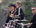 Los integrantes de U2 The Edge, Bono, Adam Clayton y Larry Mullen Jr. participan en la grabación de un video en CDMX. EFE/M. Hartz
