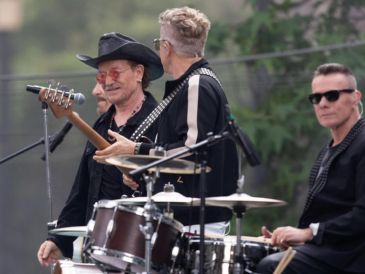 Los integrantes de U2 The Edge, Bono, Adam Clayton y Larry Mullen Jr. participan en la grabación de un video en CDMX. EFE/M. Hartz