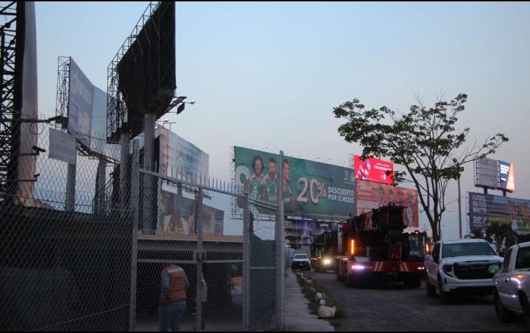 El operativo sigue y contempla el retiro de 50 estructuras: 13 anuncios de piso, 34 espectaculares elevados sostenidos por postes y tres pantallas electrónicas. CORTESÍA.