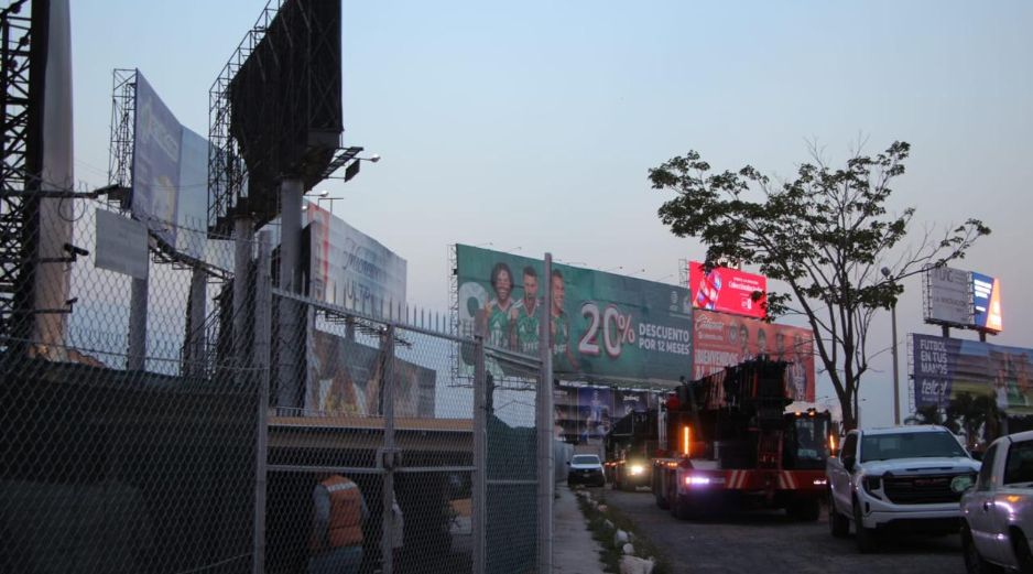 El operativo sigue y contempla el retiro de 50 estructuras: 13 anuncios de piso, 34 espectaculares elevados sostenidos por postes y tres pantallas electrónicas. CORTESÍA.