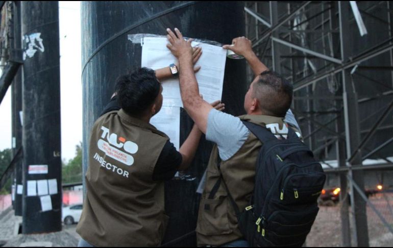 El operativo sigue y contempla el retiro de 50 estructuras: 13 anuncios de piso, 34 espectaculares elevados sostenidos por postes y tres pantallas electrónicas. CORTESÍA.