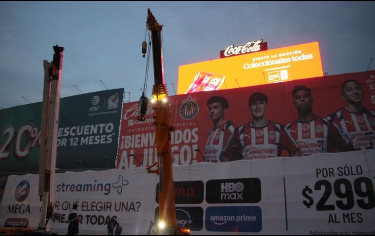 El operativo sigue y contempla el retiro de 50 estructuras: 13 anuncios de piso, 34 espectaculares elevados sostenidos por postes y tres pantallas electrónicas. CORTESÍA.