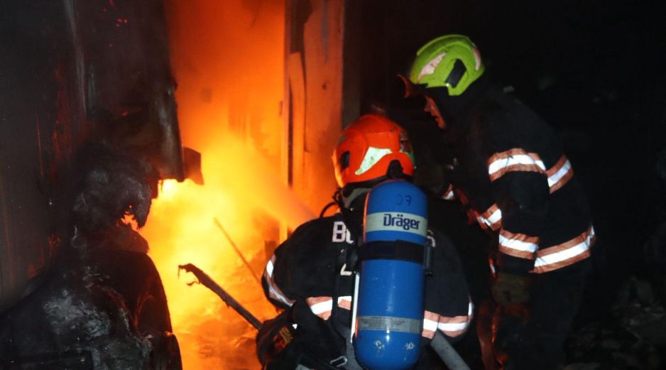 De manera preliminar, las autoridades no reportan personas lesionadas y descartan riesgo de propagación a fincas o negocios aledaños. ESPECIAL / OPD Coordinación Municipal de Protección Civil y Bomberos de Zapopan