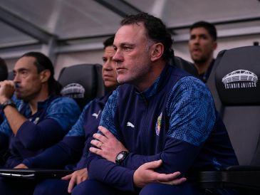Milito optó por colocar futbolistas en posiciones poco habituales, una decisión que terminó afectando directamente el funcionamiento defensivo del equipo. IMAGO7.