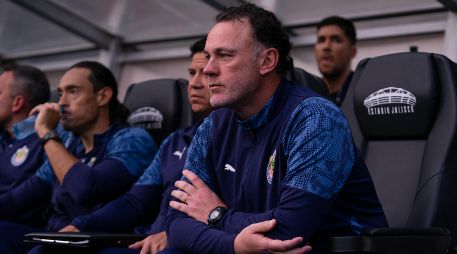Milito optó por colocar futbolistas en posiciones poco habituales, una decisión que terminó afectando directamente el funcionamiento defensivo del equipo. IMAGO7.