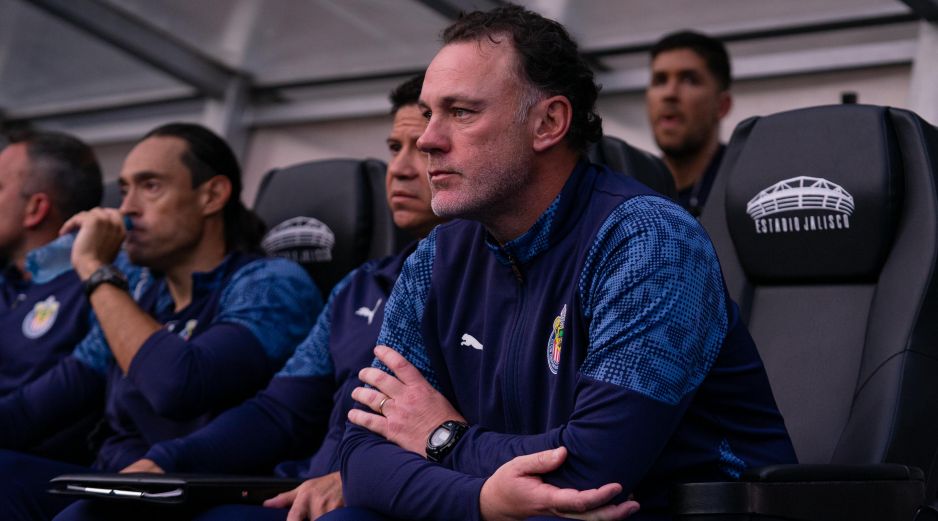 Milito optó por colocar futbolistas en posiciones poco habituales, una decisión que terminó afectando directamente el funcionamiento defensivo del equipo. IMAGO7.