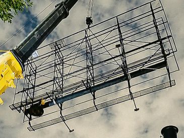 En distintos puntos de Avenida Patria, cuadrillas especializadas trabajan con grúas de gran capacidad para retirar espectaculares. ESPECIAL