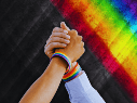 Lamentablemente, la discriminación sigue siendo una barrera cotidiana que afecta la calidad de vida de millones. ESPECIAL / CANVA