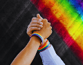 Lamentablemente, la discriminación sigue siendo una barrera cotidiana que afecta la calidad de vida de millones. ESPECIAL / CANVA