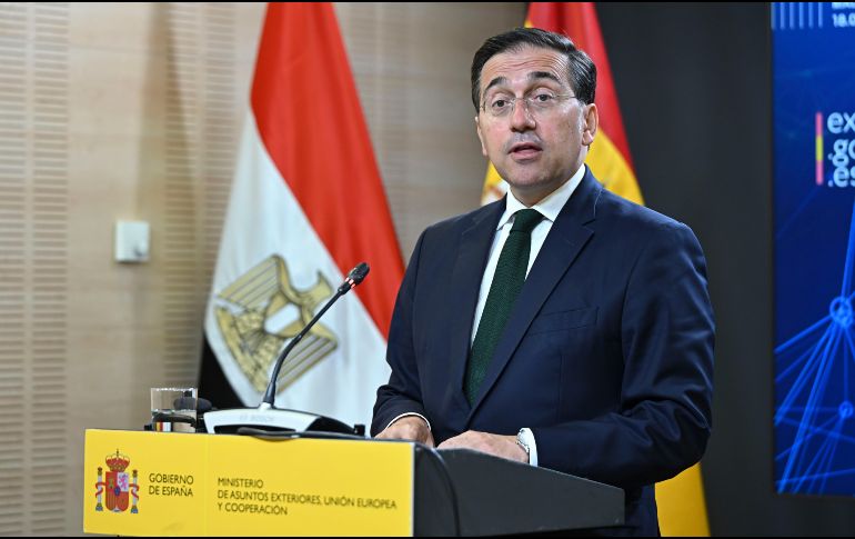 El ministro de Asuntos Exteriores, José Manuel Albares, durante la rueda de prensa este lunes en el Palacio de Viana. EFE/ F. Villar
