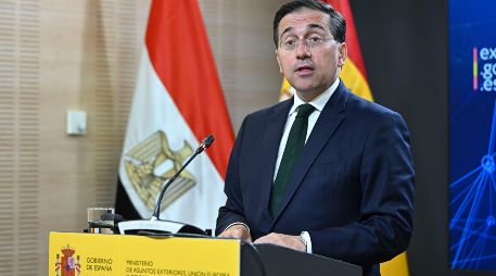 El ministro de Asuntos Exteriores, José Manuel Albares, durante la rueda de prensa este lunes en el Palacio de Viana. EFE/ F. Villar