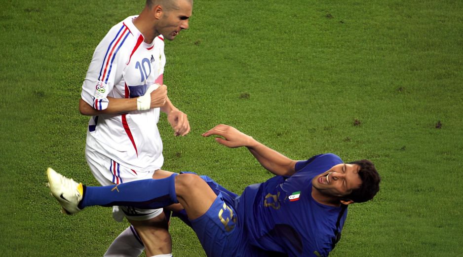 Zinedine Zidane dio un cabezazo a Marco Materazzi en la final del Mundial de Alemania 2006, donde Italia terminó como campeón. AFP / ARCHIVO
