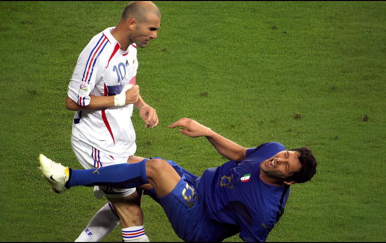Zinedine Zidane dio un cabezazo a Marco Materazzi en la final del Mundial de Alemania 2006, donde Italia terminó como campeón. AFP / ARCHIVO
