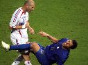 Zinedine Zidane dio un cabezazo a Marco Materazzi en la final del Mundial de Alemania 2006, donde Italia terminó como campeón. AFP / ARCHIVO