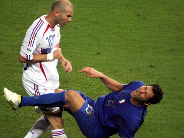 Zinedine Zidane dio un cabezazo a Marco Materazzi en la final del Mundial de Alemania 2006, donde Italia terminó como campeón. AFP / ARCHIVO