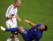 Zinedine Zidane dio un cabezazo a Marco Materazzi en la final del Mundial de Alemania 2006, donde Italia terminó como campeón. AFP / ARCHIVO