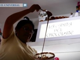 Artesanas del chocolate deleitan con figuras del Mundial 2026