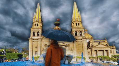 Descubre qué municipios registran precipitaciones ahora mismo, cómo evolucionará el clima durante la tarde y qué precauciones debes tomar al salir de casa o conducir hoy. ESPECIAL / CANVA