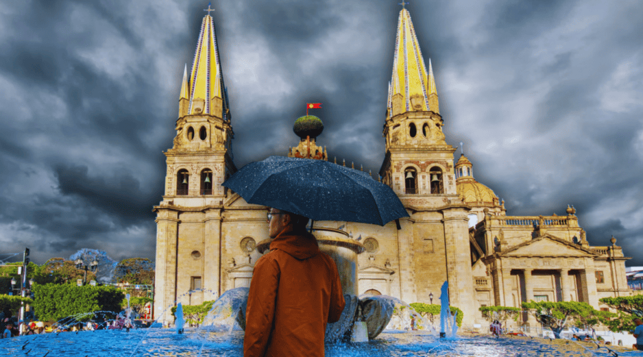 Descubre qué municipios registran precipitaciones ahora mismo, cómo evolucionará el clima durante la tarde y qué precauciones debes tomar al salir de casa o conducir hoy. ESPECIAL / CANVA