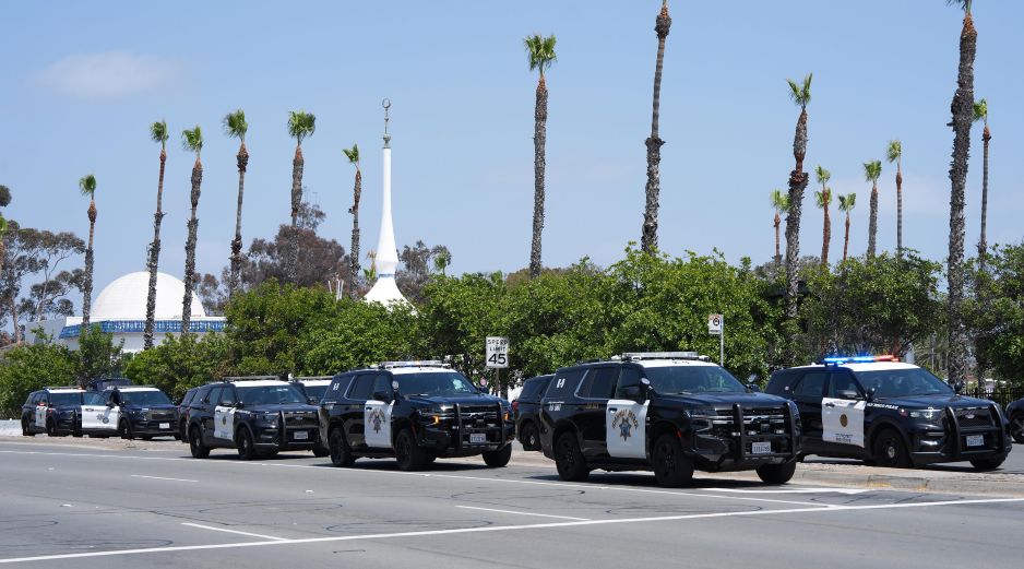 La policía de San Diego desplegó un fuerte operativo en el Centro Islámico de San Diego luego del atentado. EFE/O. Alonso