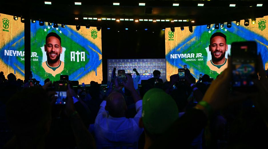 La inclusión de Neymar en la lista fue una sorpresa, debido a que el atacante del Santos FC no había sido convocado con la selección desde que Ancelotti asumió el mando de la Canarinha. AFP/ M. PIMENTEL.
