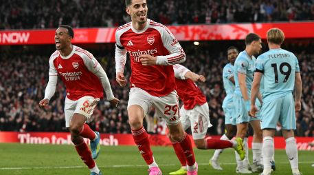 El triunfo deja a los de Mikel Arteta con una mano acariciando el trofeo de la Premier League. AFP/ G. KIRK.