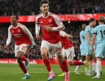 El triunfo deja a los de Mikel Arteta con una mano acariciando el trofeo de la Premier League. AFP/ G. KIRK.