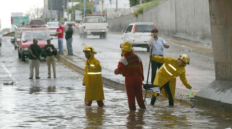 Las autoridades explicaron que estos lugares representan peligro para automovilistas y peatones debido a que pueden inundarse rápidamente, acumular altos niveles de agua y generar afectaciones severas a la movilidad. EL INFORMADOR / ARCHIVO