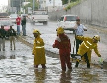 Las autoridades explicaron que estos lugares representan peligro para automovilistas y peatones debido a que pueden inundarse rápidamente, acumular altos niveles de agua y generar afectaciones severas a la movilidad. EL INFORMADOR / ARCHIVO