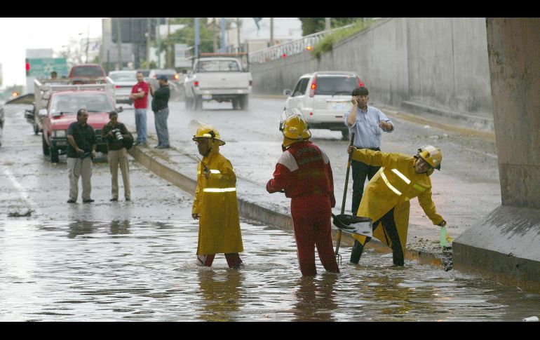 Las autoridades explicaron que estos lugares representan peligro para automovilistas y peatones debido a que pueden inundarse rápidamente, acumular altos niveles de agua y generar afectaciones severas a la movilidad. EL INFORMADOR / ARCHIVO